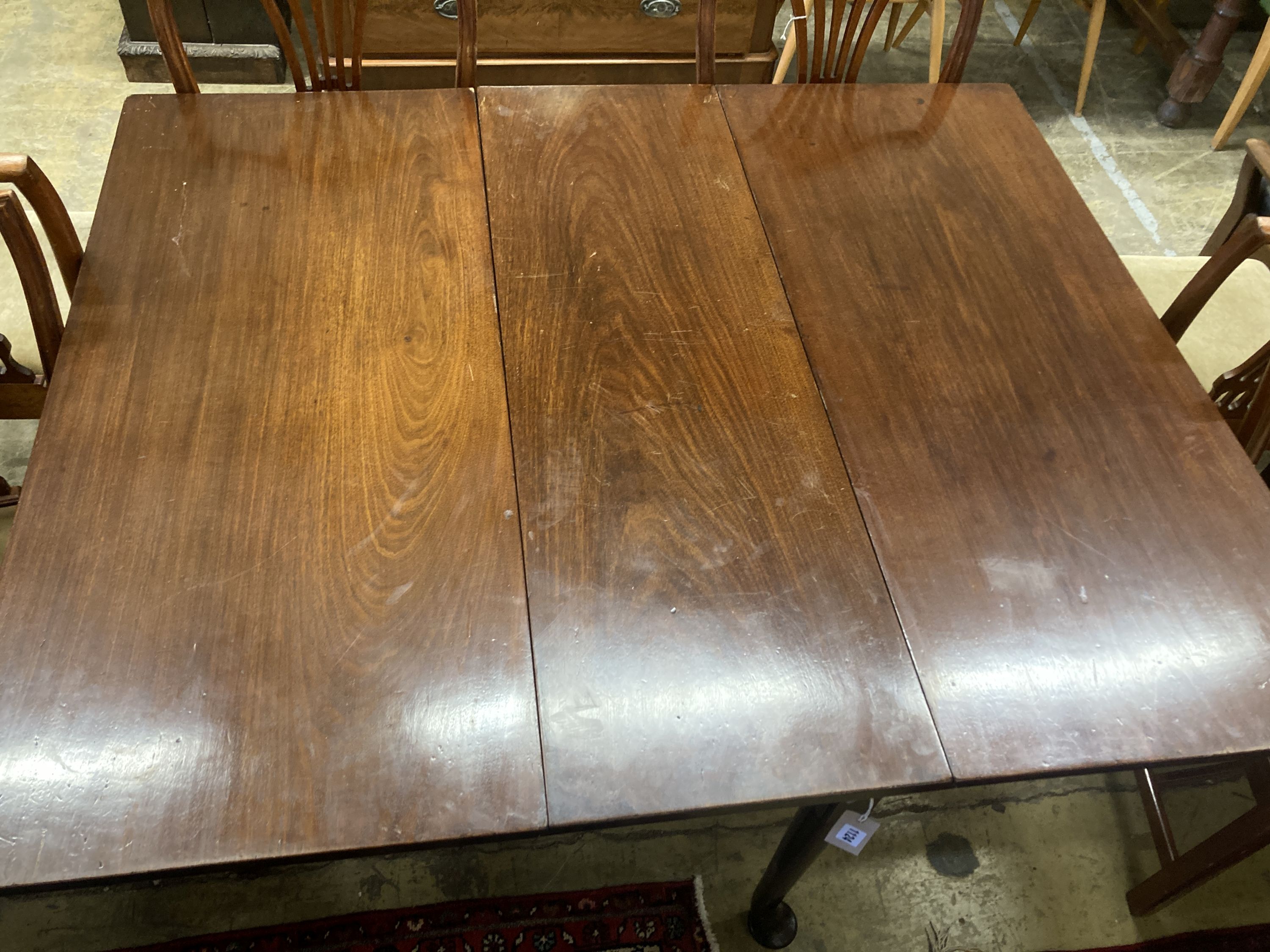 A George III mahogany gateleg table on pad feet, 136cm extended, width 113cm, height 71cm